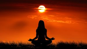 Za odpočinkem nechoďte daleko. Stravte čas v meditační pyramidě na zahradě