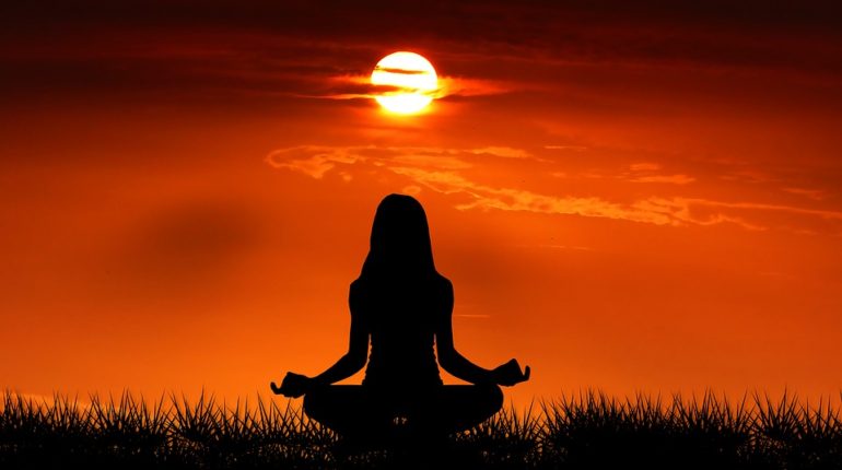 Za odpočinkem nechoďte daleko. Stravte čas v meditační pyramidě na zahradě