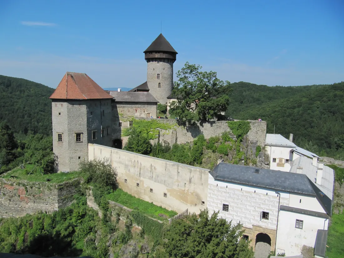 Hrad Sovinec s věží a opevněním