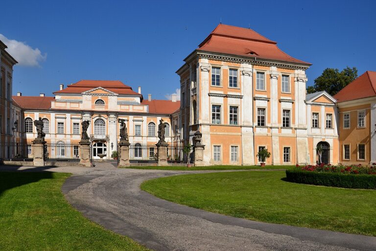 Průčelí zámku Duchcov s nádvořím