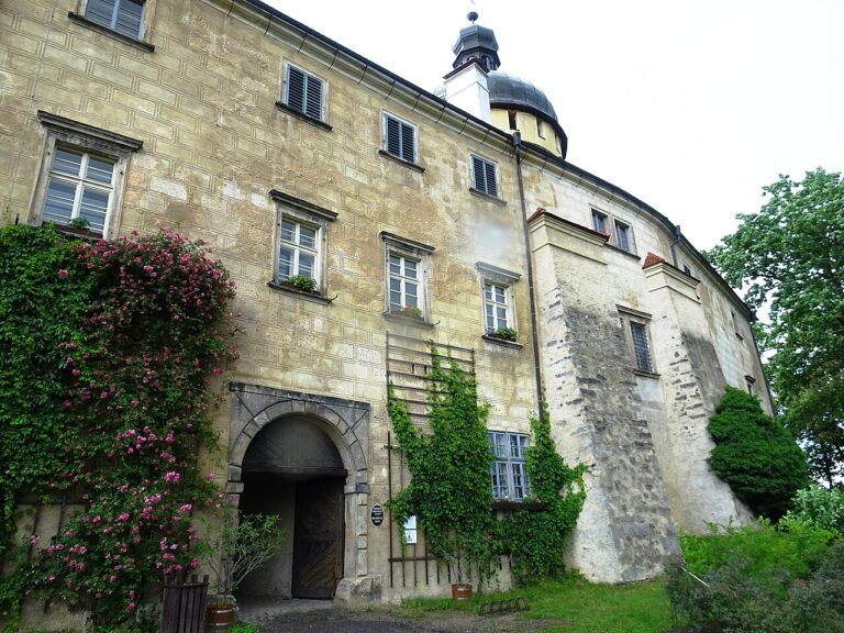 Hrad Grabštejn zblízka s renesanční fasádou