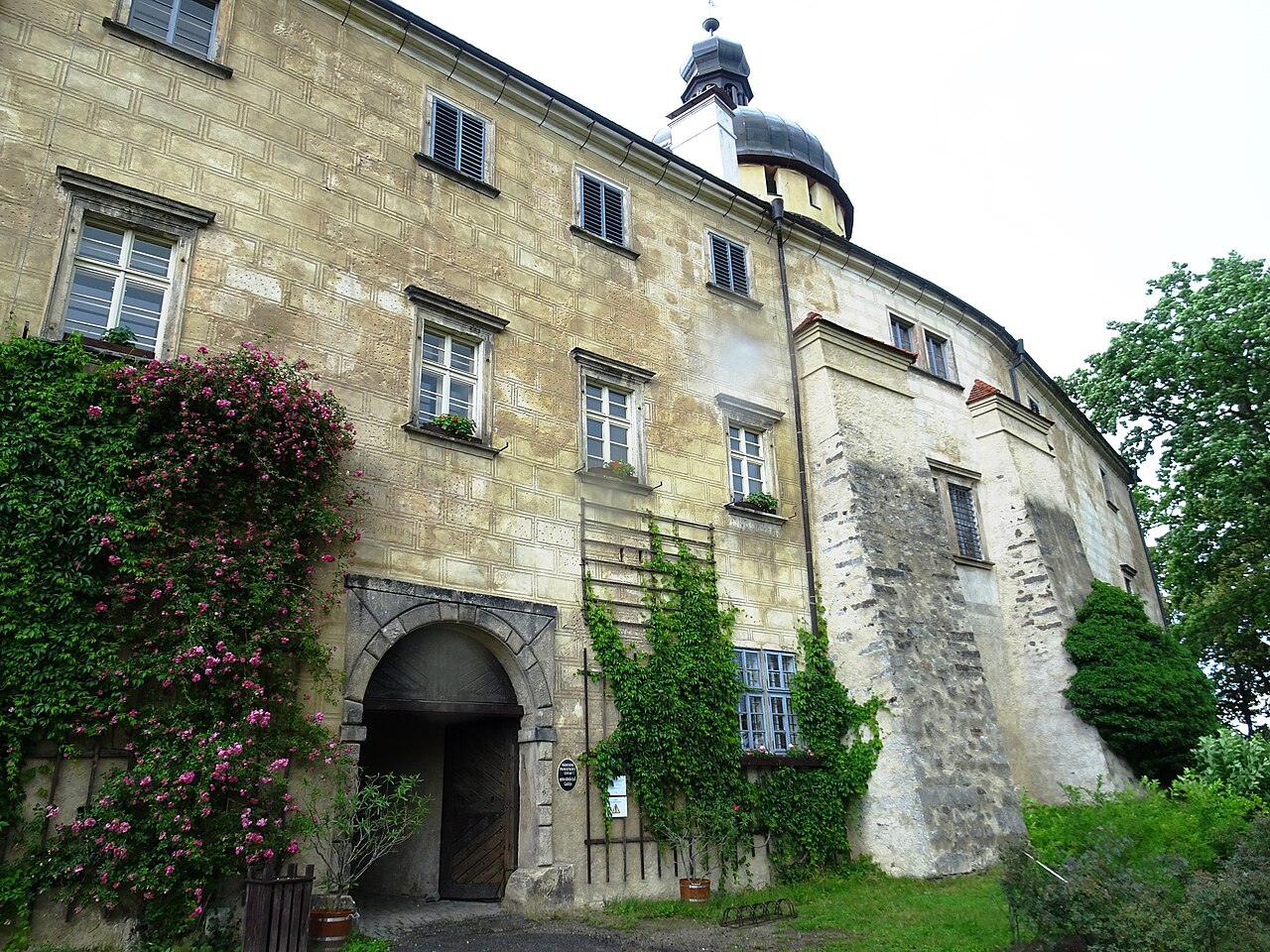 Hrad Grabštejn zblízka s renesanční fasádou