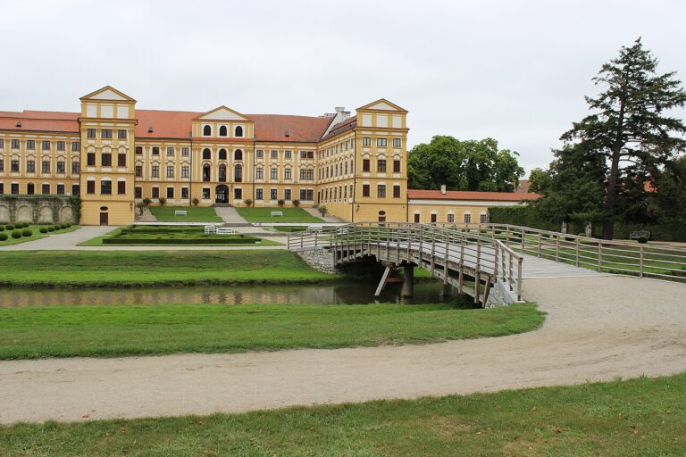 Zámek Jaroměřice nad Rokytnou s mostem a parkem