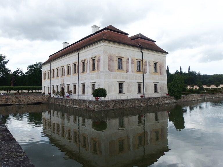 Renesanční vila Kratochvíle obklopená vodou