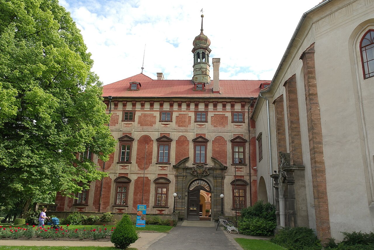 Zámek Libochovice od vstupu do areálu