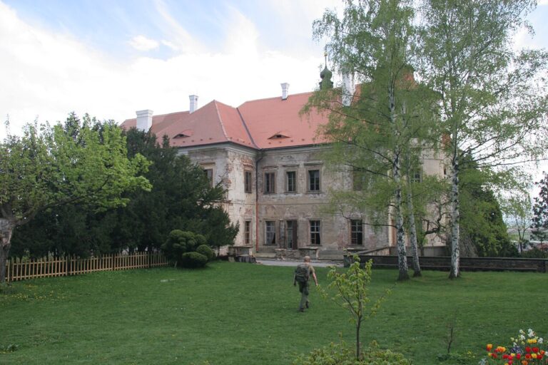 Zámek Jezeří nad podkrušnohorskou krajinou