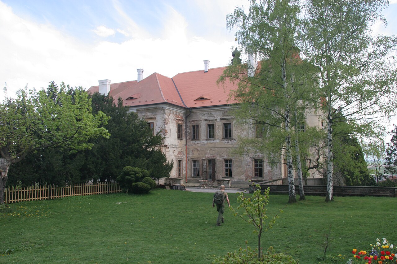 Zámek Jezeří nad podkrušnohorskou krajinou