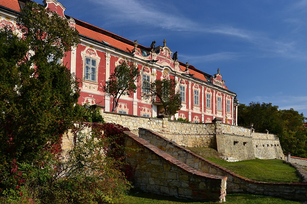 Jižní průčelí zámku Stekník s terasami
