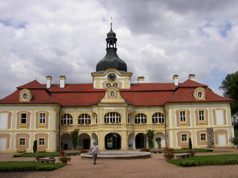 Průčelí zámku Nebílovy
