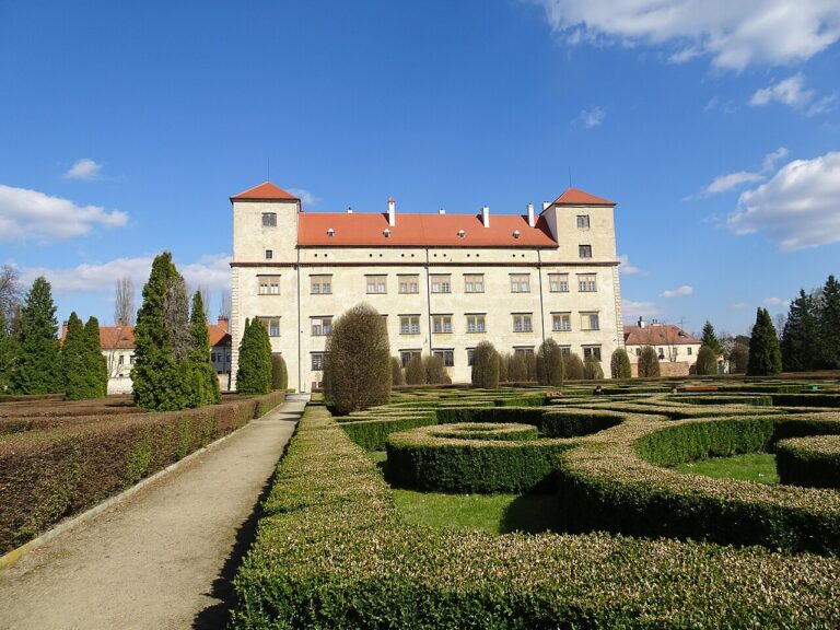 Zámek Bučovice z parku