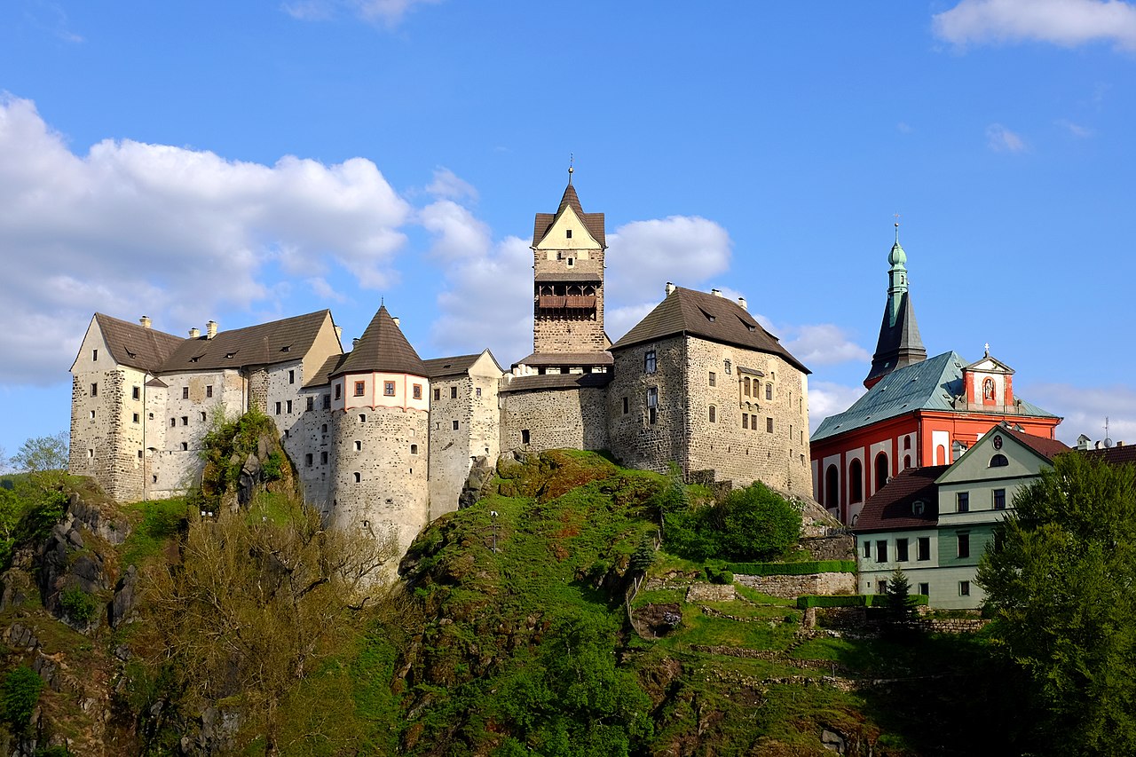 Hrad Loket nad řekou Ohří