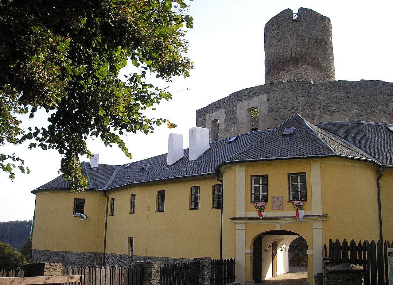 Hrad Svojanov s věží