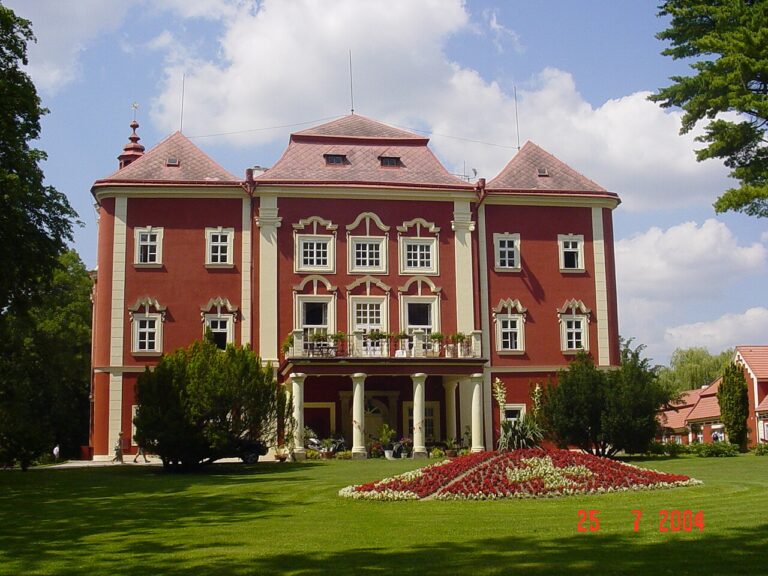 Barokní zámek Dětenice