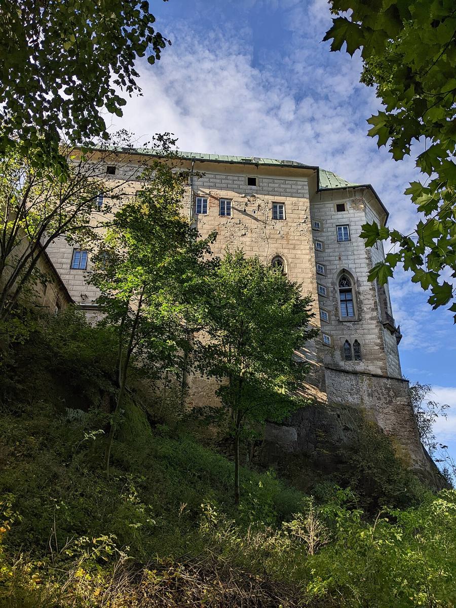 Hrad Houska: kaple, pověsti a expozice Peklem