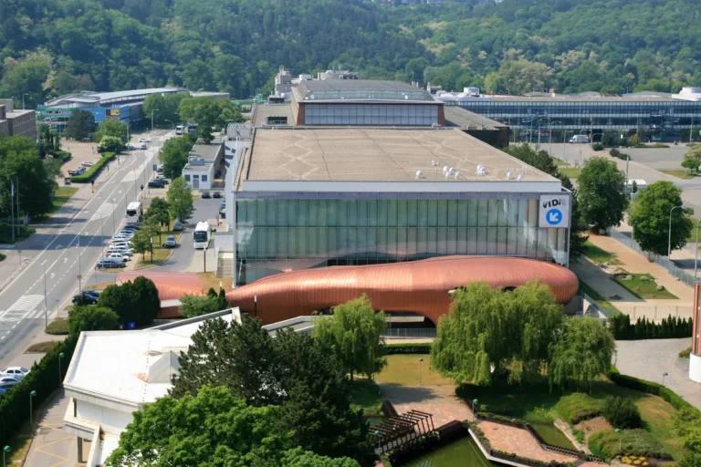 Budova VIDA! science centra v Brně s oranžovým vstupním tubusem při pohledu shora
