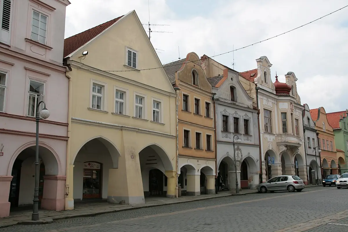 Barevné historické domy s podloubím na náměstí Míru v Domažlicích