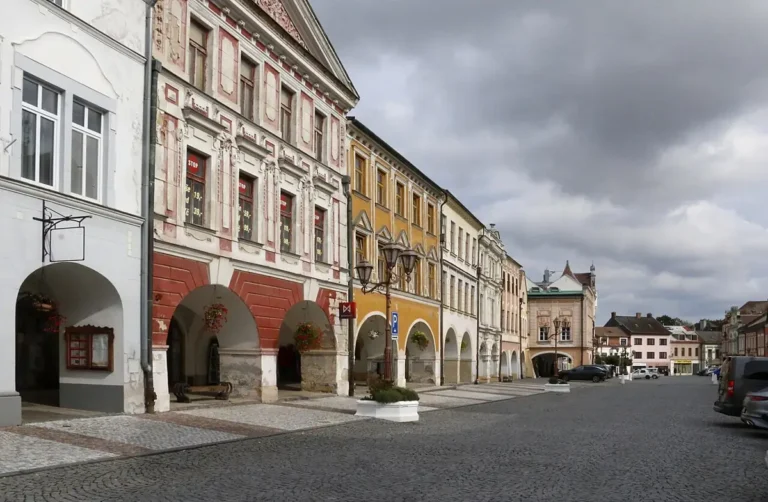 Domy s podloubím na náměstí Míru ve Svitavách