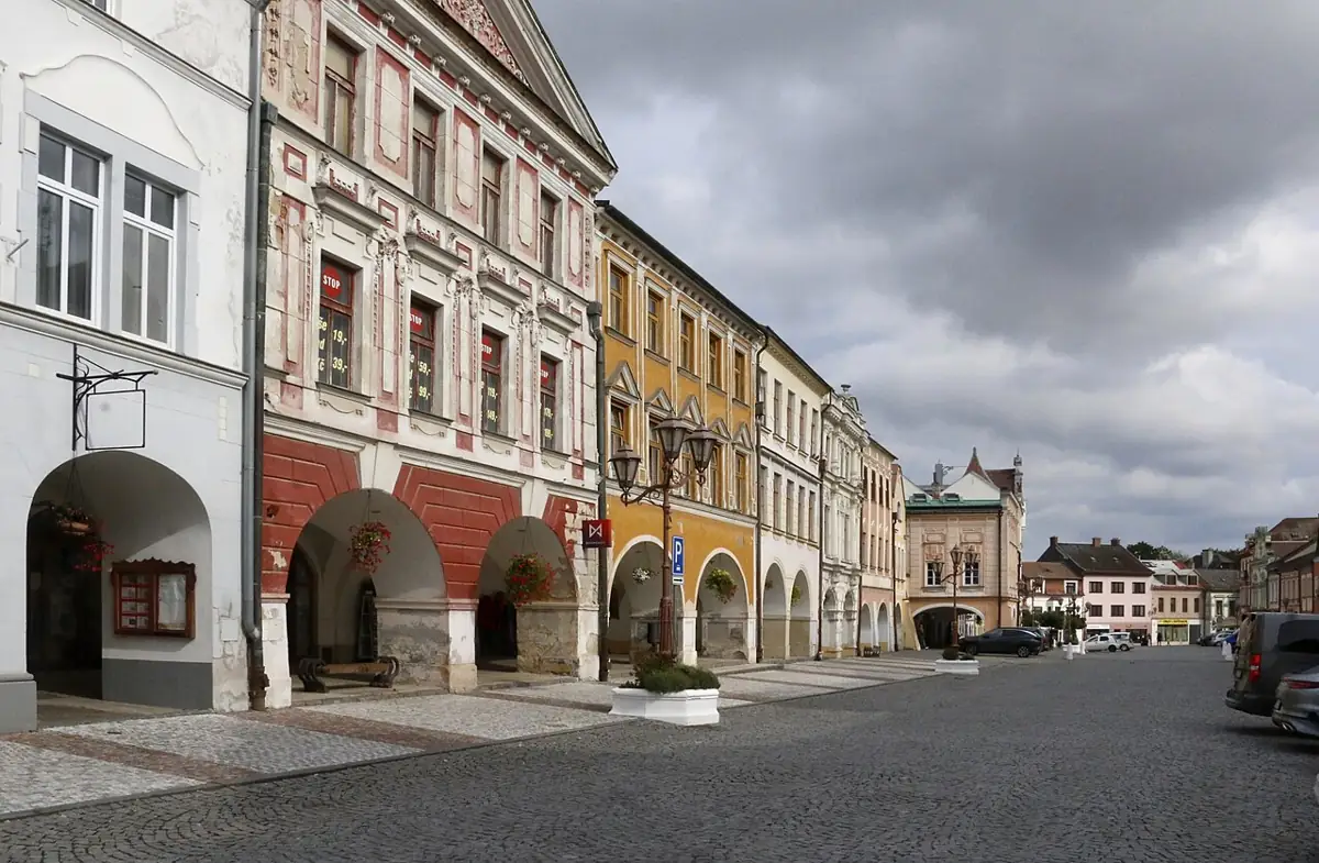 Domy s podloubím na náměstí Míru ve Svitavách