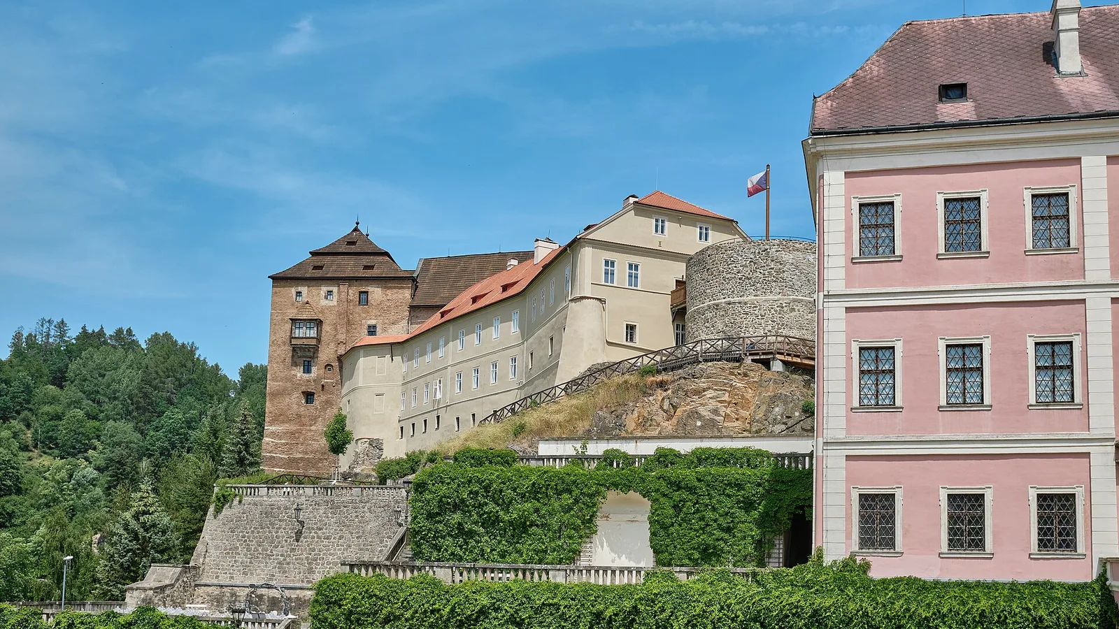 Hrad a zámek Bečov nad Teplou na skalním ostrohu