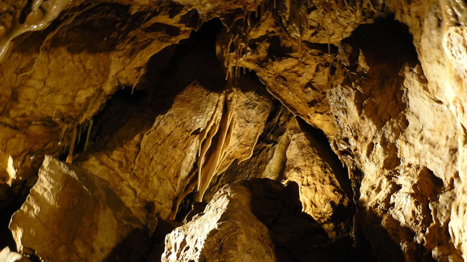 Krápníková výzdoba v Bozkovských dolomitových jeskyních
