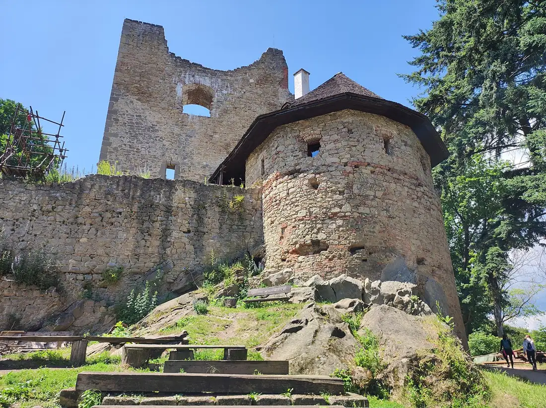 Kamenné zdi paláce a oblá bašta zříceniny Cimburk u Koryčan