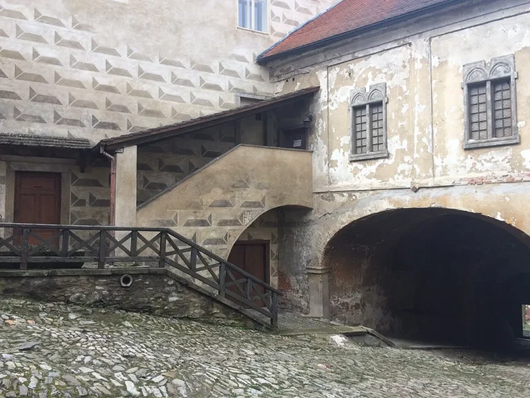 Nádvoří ledečského hradu se sgrafitovou fasádou a dřevěným schodištěm