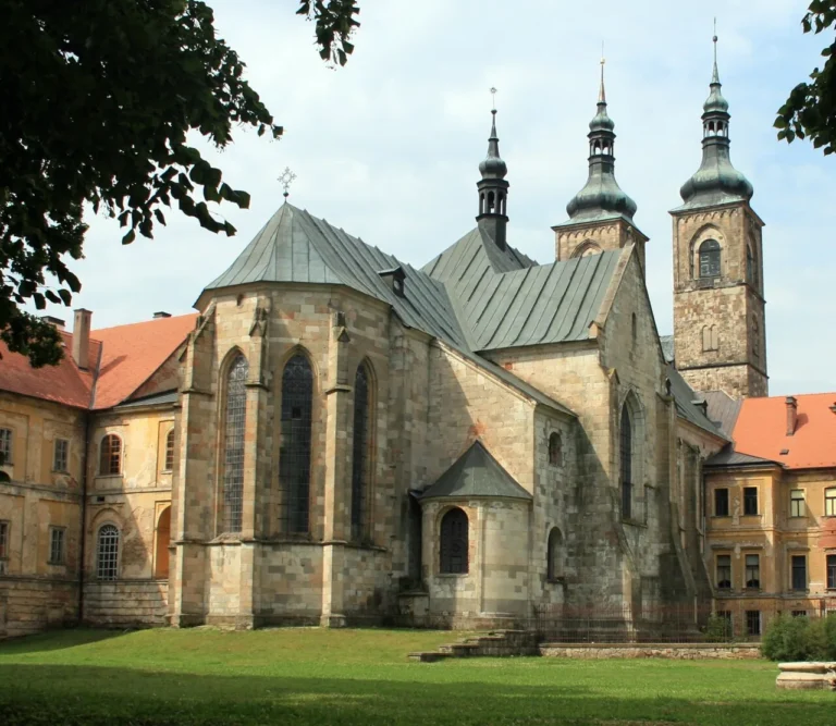 Klášterní kostel v Teplé s dvojicí věží a gotickým presbytářem