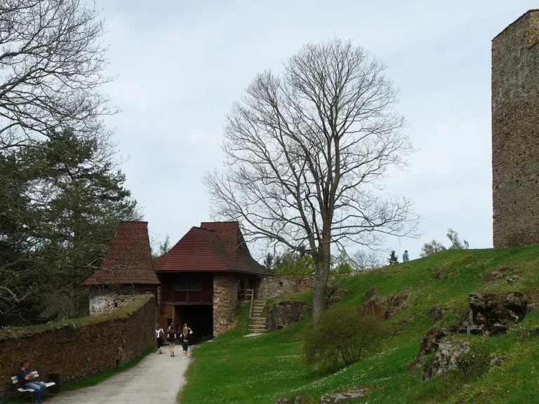 Přístupová cesta k hradu Velhartice s bránou a částí hranolové věže