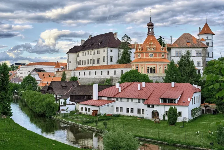 Jindřichohradecký zámek s pavilonem Rondel a řekou v popředí