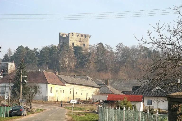 Zřícenina hradu Valečov nad domy obce Boseň