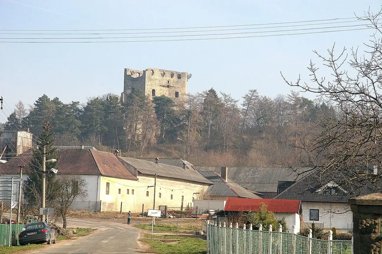 Zřícenina hradu Valečov nad domy obce Boseň