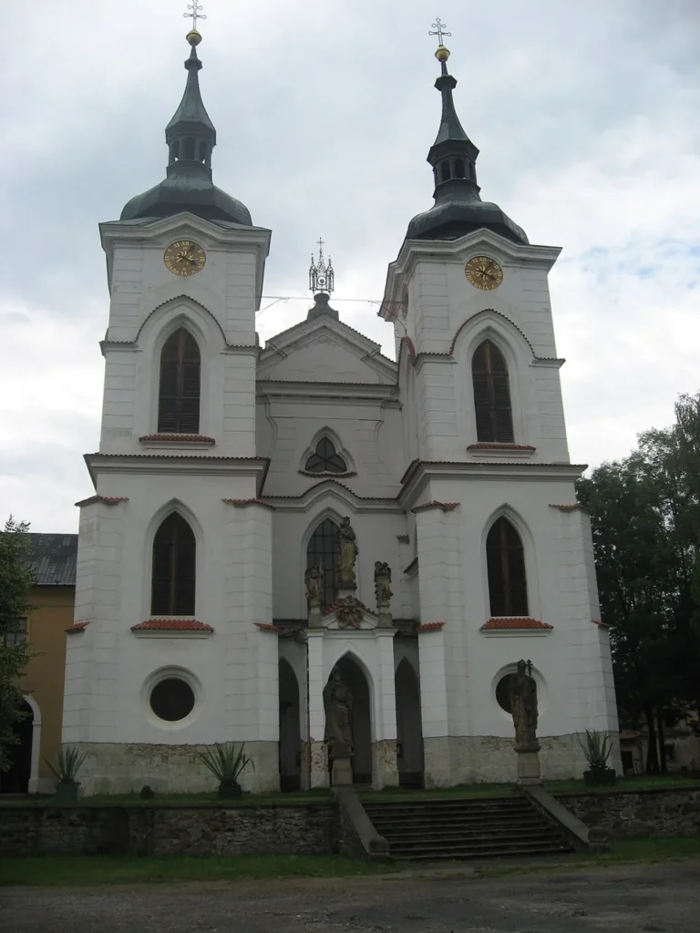 Průčelí kostela Narození Panny Marie v Želivě se dvěma věžemi