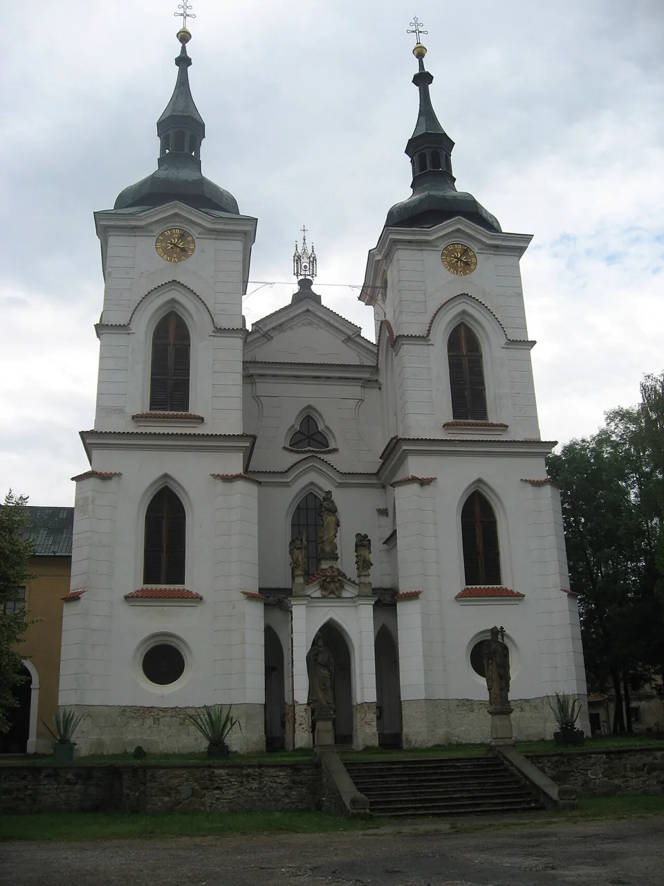 Průčelí kostela Narození Panny Marie v Želivě se dvěma věžemi