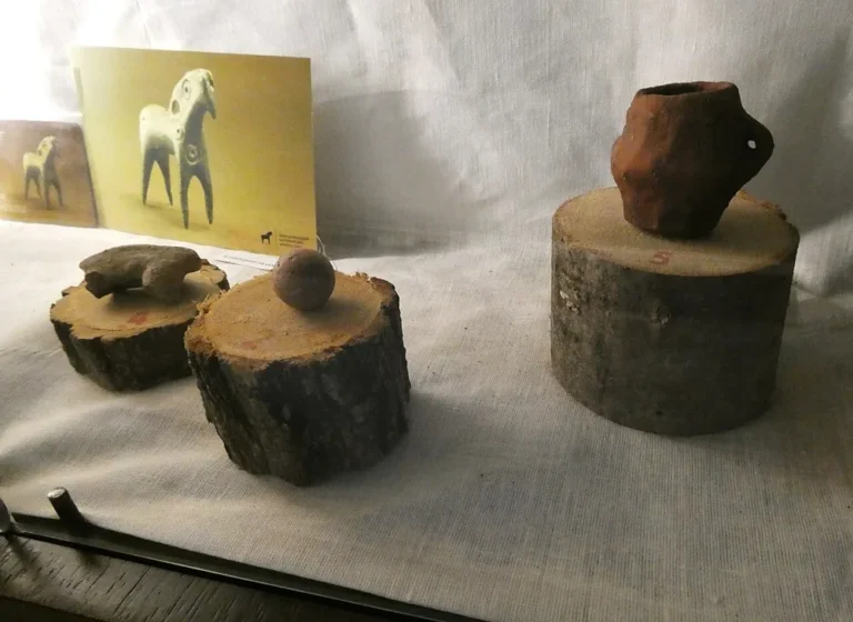 Keramické nádoby a další předměty s obrazovým doprovodem v keltské expozici na zámku Nižbor