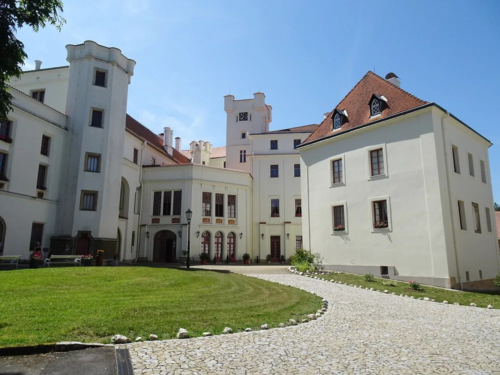 Zámek Bor u Tachova: navrácená knihovna, sklípkové klenby a věž se 117 schody