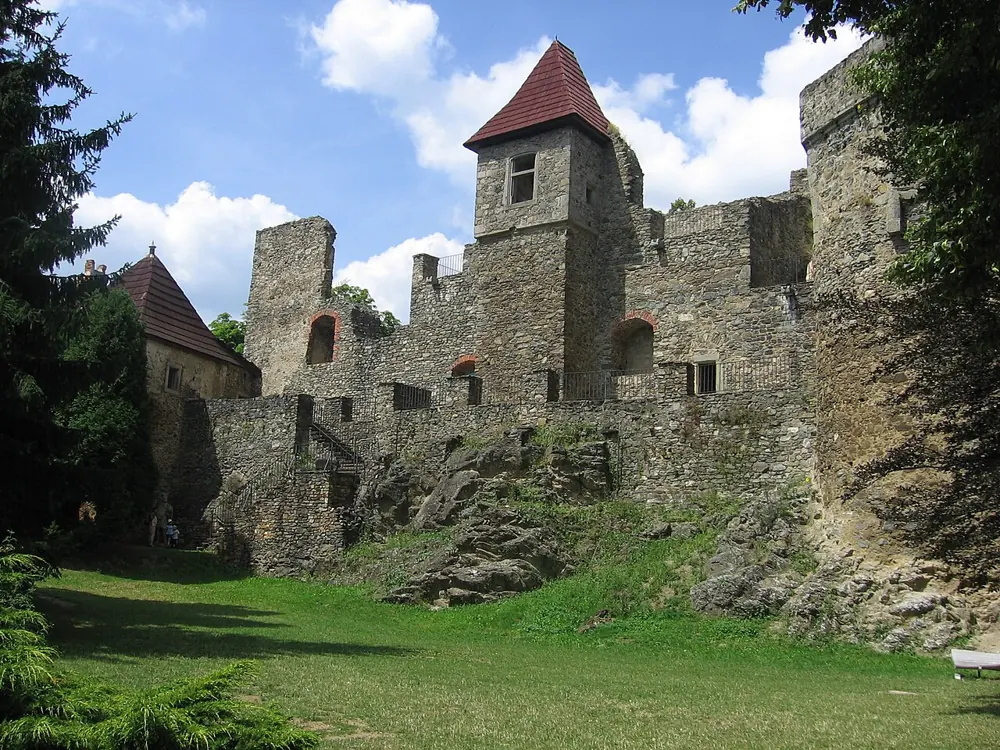 Klenová: hradní zřícenina, Stadionská kaple a galerie mezi starými zdmi