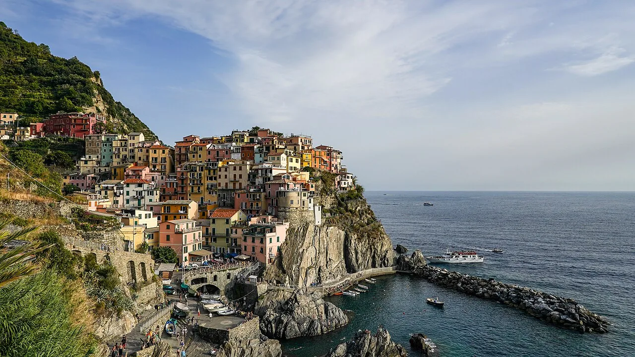 Archivní pohled na barevné domy Manaroly a pobřeží Cinque Terre