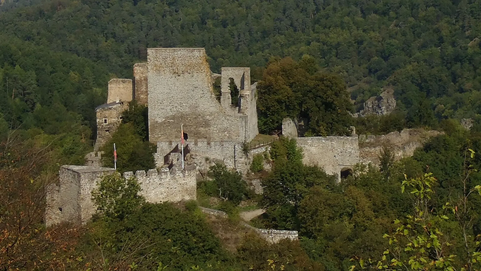 Zřícenina hradu Cornštejn nad lesy u Vranovské přehrady