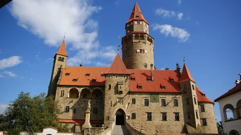 Novogotický hrad Bouzov s věžemi a nádvořím