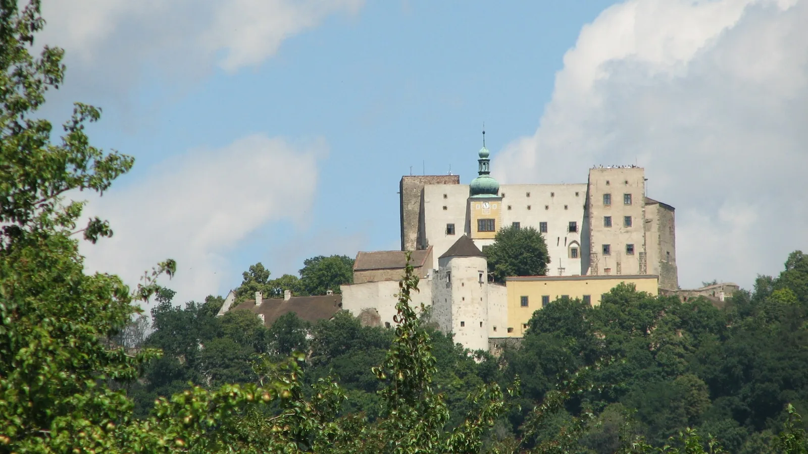 Hrad Buchlov na kopci nad lesy Chřibů