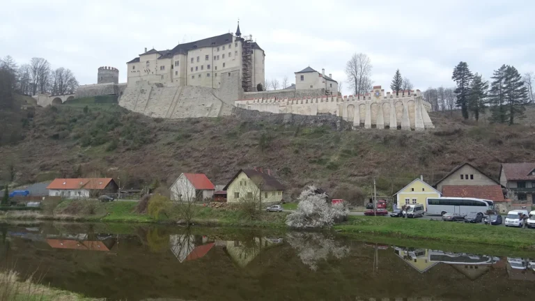 Hrad Český Šternberk nad řekou Sázavou