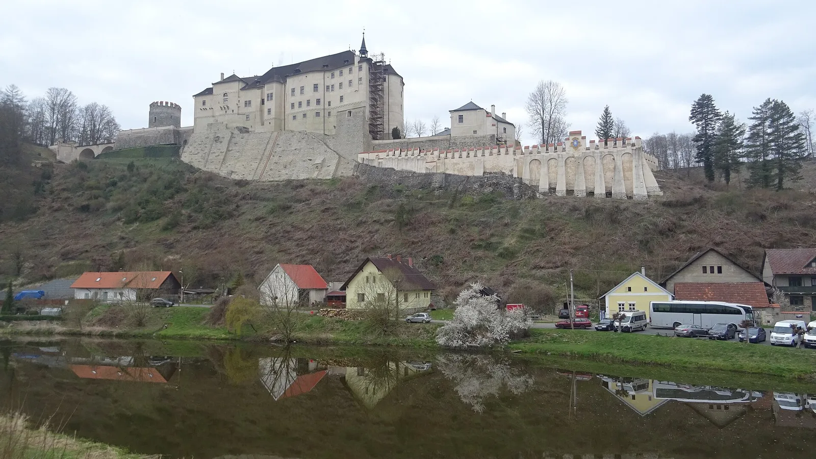 Hrad Český Šternberk nad řekou Sázavou