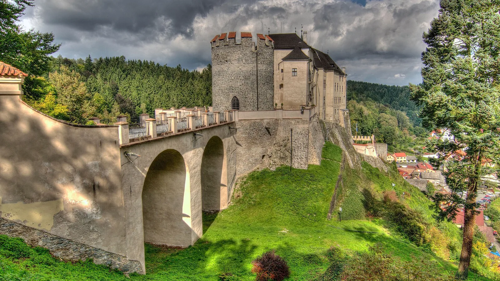 Kamenný most a jižní věž hradu Český Šternberk