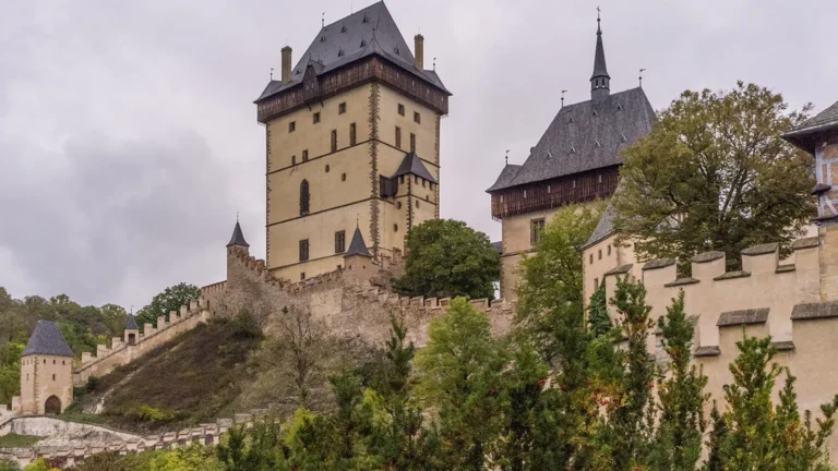 Hrad Karlštejn s Velkou věží nad lesem