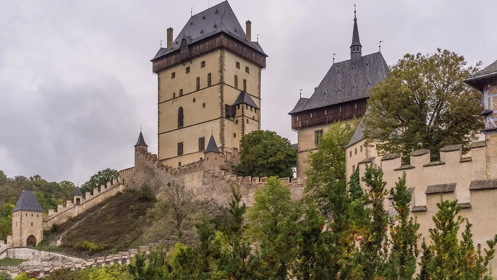 Hrad Karlštejn s Velkou věží nad lesem