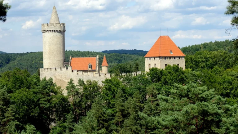 Hrad Kokořín s věží nad lesy Kokořínska