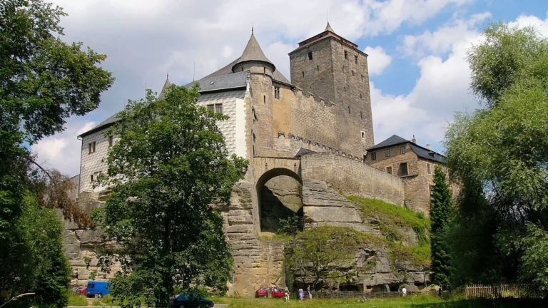 Hrad Kost na pískovcové skále nad loukou v Plakánku