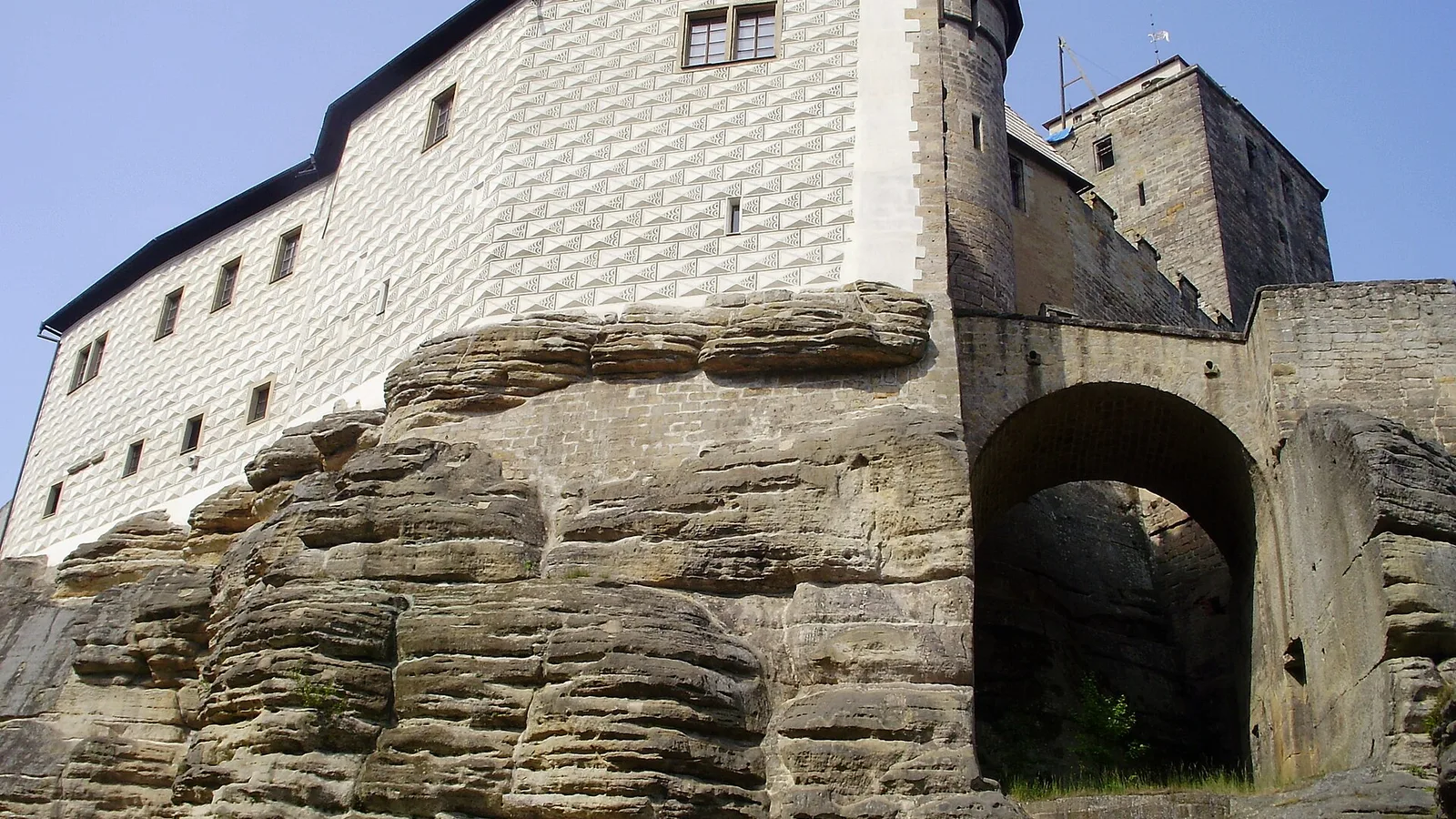 Hradby hradu Kost vyrůstající z pískovcové skály
