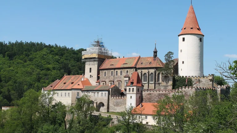 Hrad Křivoklát s Velkou věží nad lesy Křivoklátska