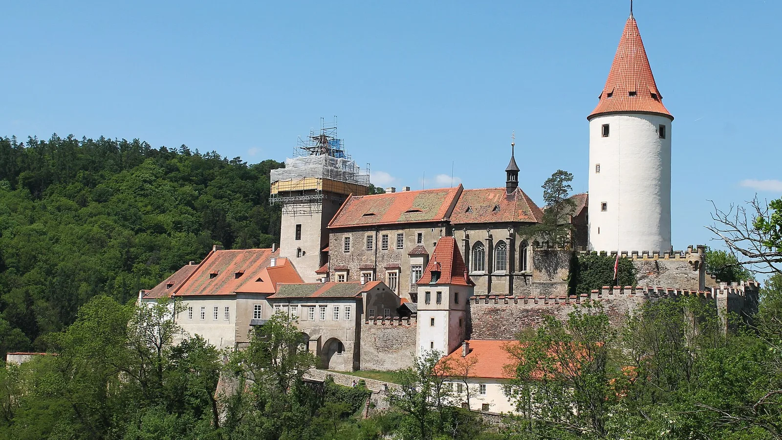 Hrad Křivoklát s Velkou věží nad lesy Křivoklátska